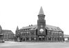 Das alte Trelleborger Bahnhofsgeb&auml;ude, zeigt einige alte Eisenbahnfahrzeuge